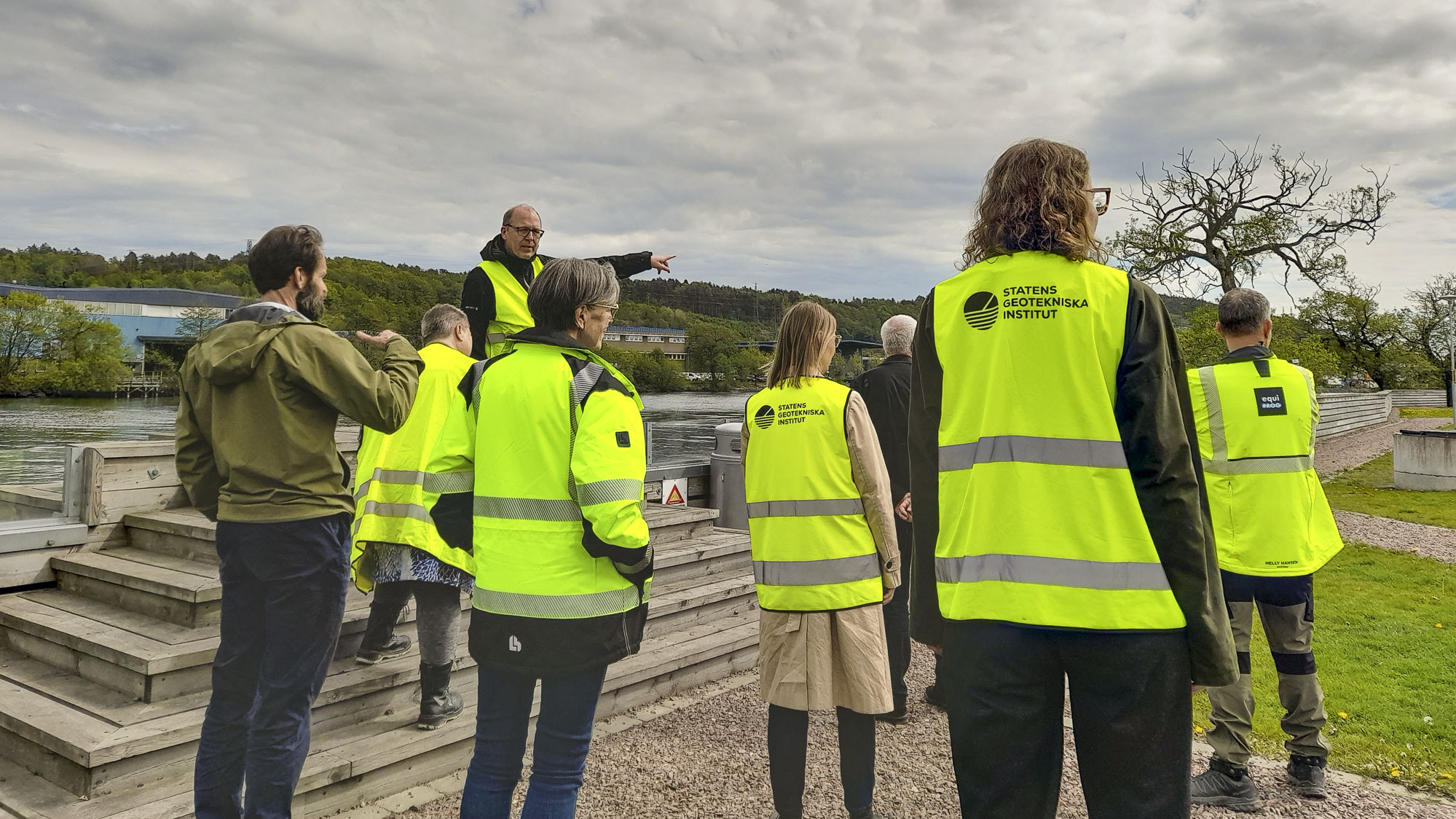 Per Bolin visar den skredsäkrande färdiga åtgärden vid Backa Bergö.