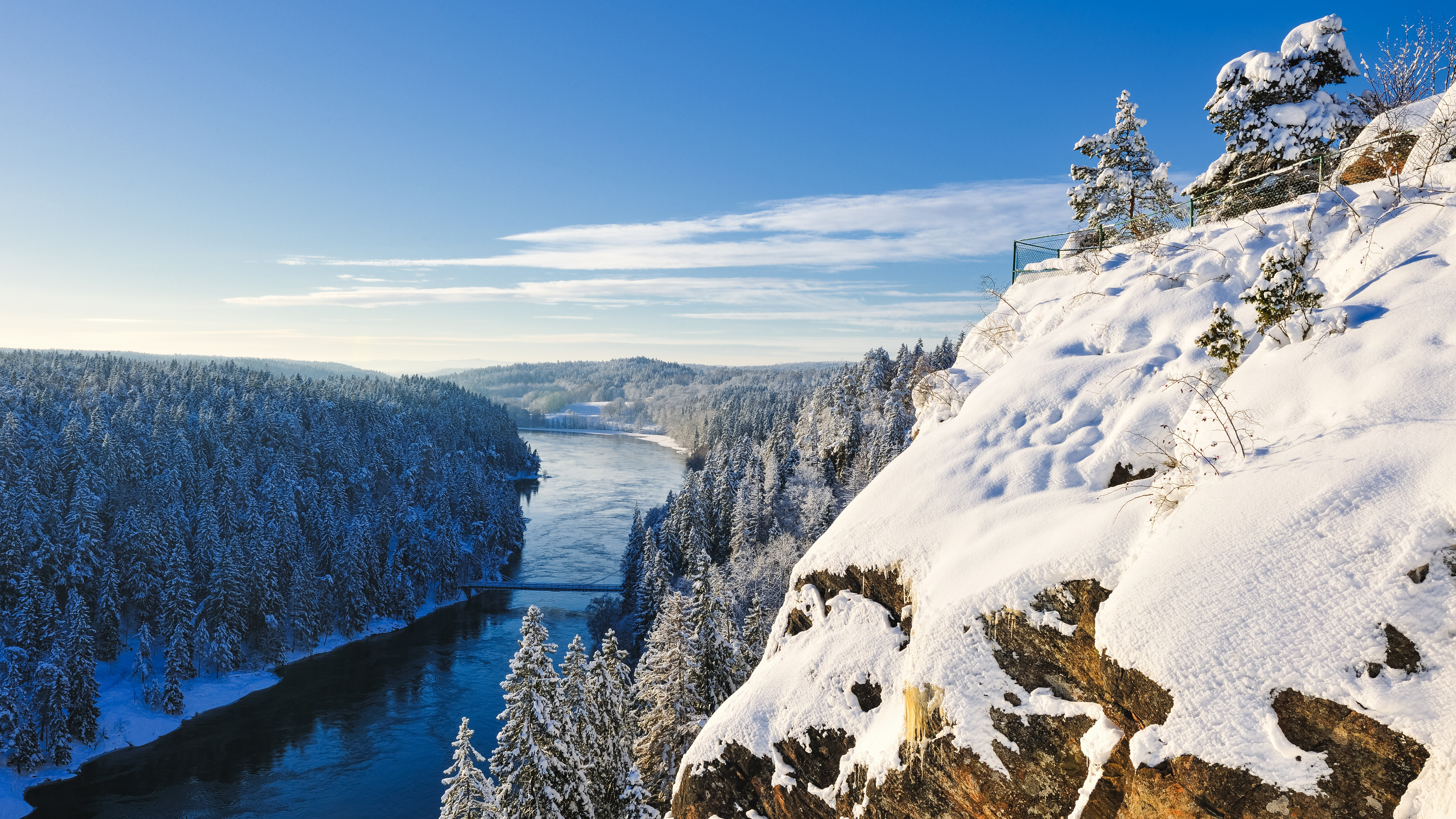 Utsikt över en flod från en hög klippa.