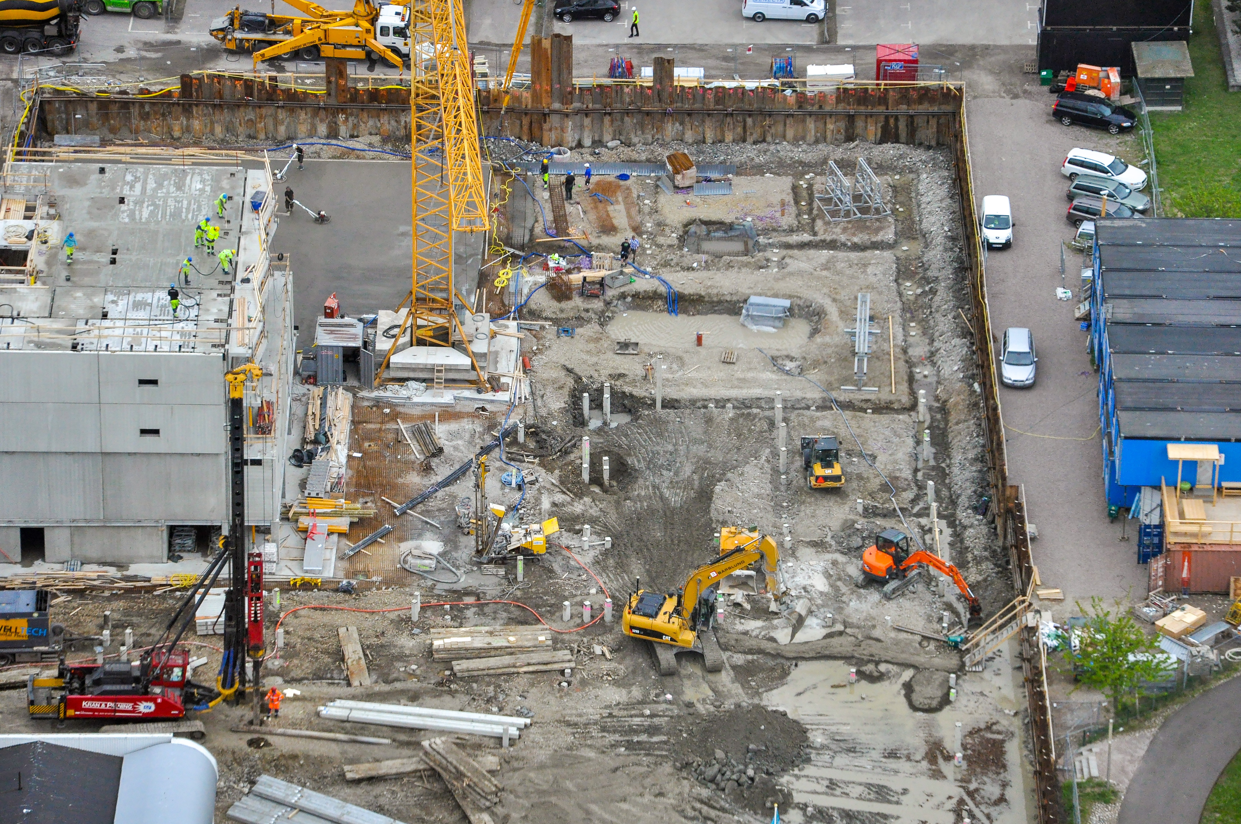 En flygbild av en byggarbetsplats med en lyftkran