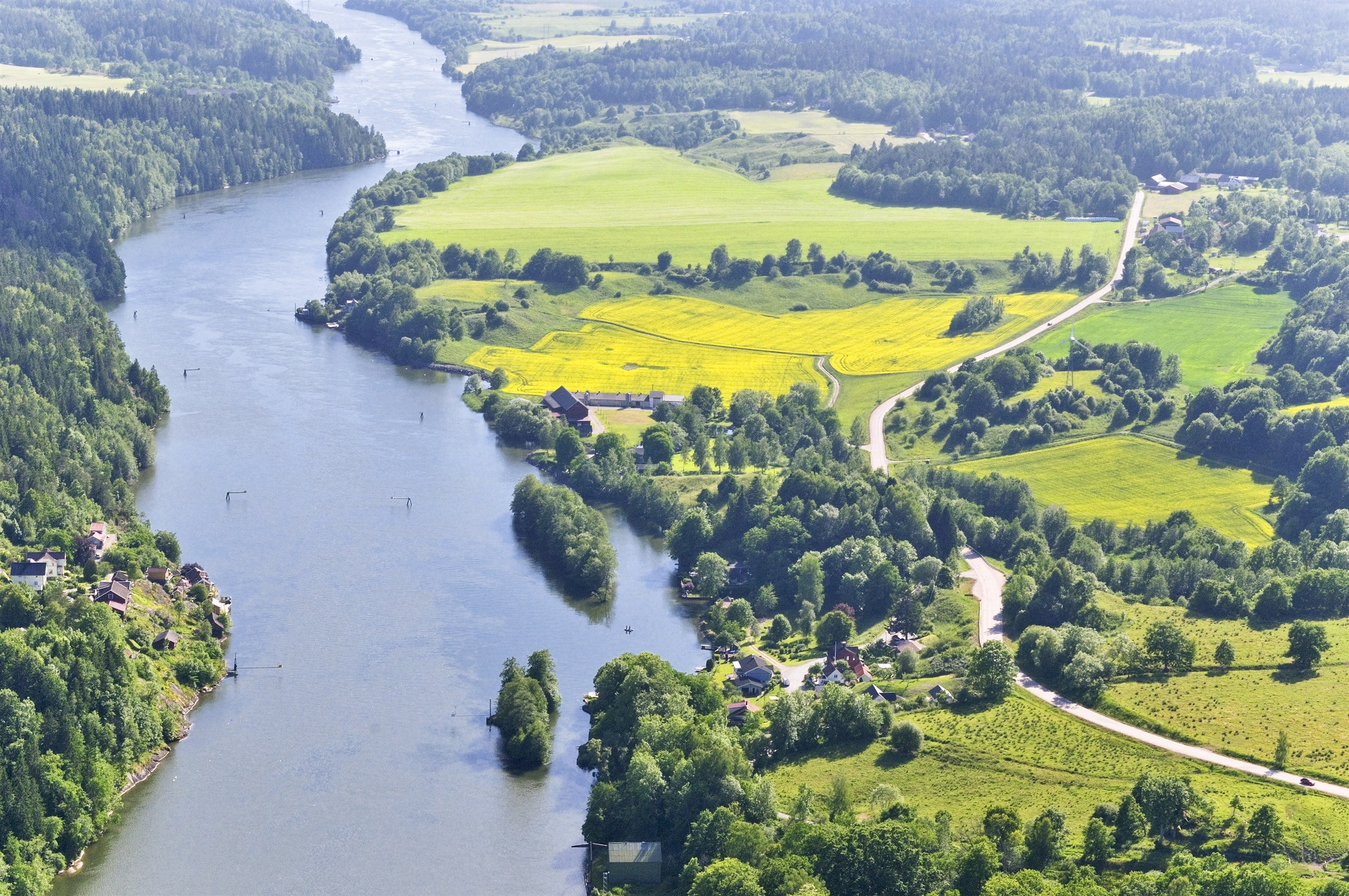 En flod som rinner genom en grönskande landsbygd.